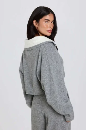 Pulover scurt din tricot moale cu guler stratificat, în culoarea gri Pulover scurt din tricot moale cu guler stratificat, în culoarea gri
