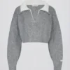Pulover scurt din tricot moale cu guler stratificat, în culoarea gri