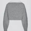 Pulover scurt din tricot moale cu guler stratificat, în culoarea gri