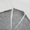 Pulover scurt din tricot moale cu guler stratificat, în culoarea gri