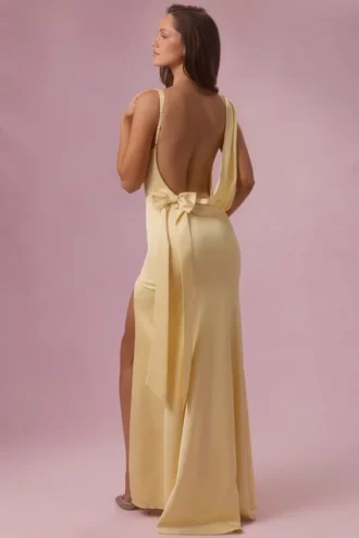 Rochie de domnișoară de onoare din satin drapat Florienne, în culoarea galben unt Rochie de domnișoară de onoare din satin drapat Florienne, în culoarea galben unt