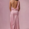 Rochie de domnișoară de onoare din satin drapat Florienne, în roz pudrat Rochie de domnișoară de onoare din satin drapat Florienne, în roz pudrat