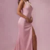 Rochie de domnișoară de onoare din satin drapat Florienne, în roz pudrat Rochie de domnișoară de onoare din satin drapat Florienne, în roz pudrat