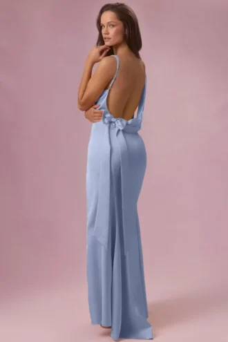 Rochie de domnișoară de onoare drapată din satin Florienne, albastru pudră Rochie de domnișoară de onoare drapată din satin Florienne, albastru pudră