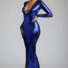 Rochie de seară cu mâneci lungi din jersey metalic Safiya, în albastru electric Rochie de seară cu mâneci lungi din jersey metalic Safiya, în albastru electric