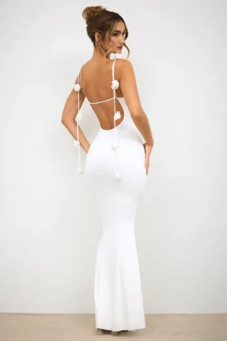 Rochie de seară din jersey elastic cu detalii de trandafiri, model Aldona, în culoarea alb Rochie de seară din jersey elastic cu detalii de trandafiri, model Aldona, în culoarea alb