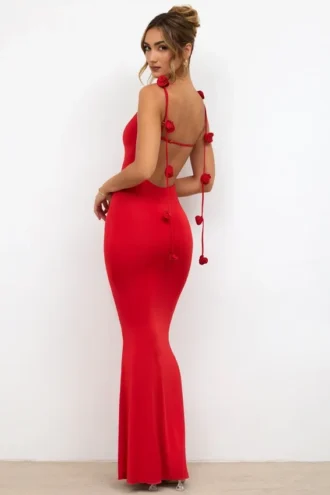 Rochie de seară din jersey elastic cu detalii de trandafiri, model Aldona, în roșu stacojiu Rochie de seară din jersey elastic cu detalii de trandafiri, model Aldona, în roșu stacojiu