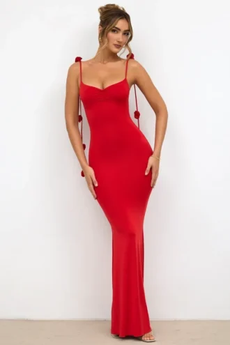 Rochie de seară din jersey elastic cu detalii de trandafiri, model Aldona, în roșu stacojiu Rochie de seară din jersey elastic cu detalii de trandafiri, model Aldona, în roșu stacojiu