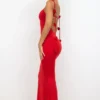 Rochie de seară din jersey elastic cu detalii de trandafiri, model Aldona, în roșu stacojiu Rochie de seară din jersey elastic cu detalii de trandafiri, model Aldona, în roșu stacojiu