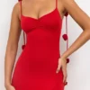 Rochie de seară din jersey elastic cu detalii de trandafiri, model Aldona, în roșu stacojiu Rochie de seară din jersey elastic cu detalii de trandafiri, model Aldona, în roșu stacojiu
