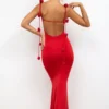 Rochie de seară din jersey elastic cu detalii de trandafiri, model Aldona, în roșu stacojiu Rochie de seară din jersey elastic cu detalii de trandafiri, model Aldona, în roșu stacojiu