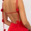 Rochie de seară din jersey elastic cu detalii de trandafiri, model Aldona, în roșu stacojiu Rochie de seară din jersey elastic cu detalii de trandafiri, model Aldona, în roșu stacojiu