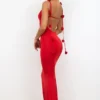 Rochie de seară din jersey elastic cu detalii de trandafiri, model Aldona, în roșu stacojiu Rochie de seară din jersey elastic cu detalii de trandafiri, model Aldona, în roșu stacojiu