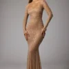 Rochie de seară Isabeau cu mâneci lungi, transparentă și decorată, în culoarea Almond Rochie de seară Isabeau cu mâneci lungi, transparentă și decorată, în culoarea Almond