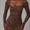 Rochie de seară Isabeau cu mâneci lungi, transparentă și decorată, în culoarea Deep Cocoa Rochie de seară Isabeau cu mâneci lungi, transparentă și decorată, în culoarea Deep Cocoa