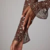 Rochie de seară Isabeau cu mâneci lungi, transparentă și decorată, în culoarea Deep Cocoa Rochie de seară Isabeau cu mâneci lungi, transparentă și decorată, în culoarea Deep Cocoa