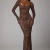 Rochie de seară Isabeau cu mâneci lungi, transparentă și decorată, în culoarea Deep Cocoa Rochie de seară Isabeau cu mâneci lungi, transparentă și decorată, în culoarea Deep Cocoa