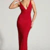 Rochie de seară roșie cu decolteu adânc și ornamente Colmar