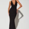 Rochie de seară Verona cu decolteu adânc și gât halter, decorată, în negru Rochie de seară Verona cu decolteu adânc și gât halter, decorată, în negru
