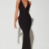 Rochie de seară Verona cu decolteu adânc și gât halter, decorată, în negru Rochie de seară Verona cu decolteu adânc și gât halter, decorată, în negru