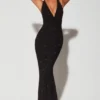 Rochie de seară Verona cu decolteu adânc și gât halter, decorată, în negru Rochie de seară Verona cu decolteu adânc și gât halter, decorată, în negru