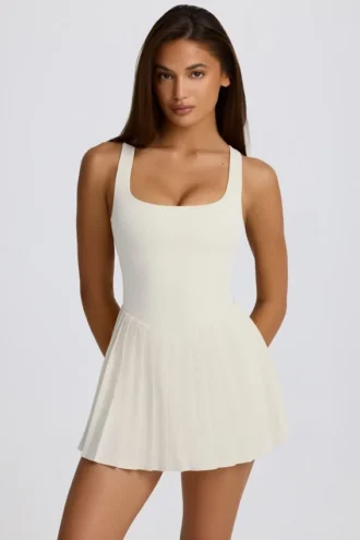 Rochie de tenis plisată cu spate decupat Soft Active în culoarea Ivory Rochie de tenis plisată cu spate decupat Soft Active în culoarea Ivory