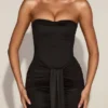 Rochie drapată Aisra din satin, cu decolteu bandeau și decupaje, în culoarea neagră Rochie drapată Aisra din satin, cu decolteu bandeau și decupaje, în culoarea neagră
