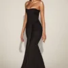 Rochie drapată Aisra din satin, cu decolteu bandeau și decupaje, în culoarea neagră Rochie drapată Aisra din satin, cu decolteu bandeau și decupaje, în culoarea neagră