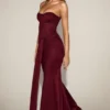 Rochie drapată cu bandou din satin Aisra, în nuanța roșu vin Rochie drapată cu bandou din satin Aisra, în nuanța roșu vin