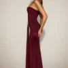 Rochie drapată cu bandou din satin Aisra, în nuanța roșu vin Rochie drapată cu bandou din satin Aisra, în nuanța roșu vin