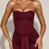 Rochie drapată cu bandou din satin Aisra, în nuanța roșu vin Rochie drapată cu bandou din satin Aisra, în nuanța roșu vin