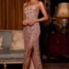 Rochie fără bretele cu decolteu bandeau și ornamente Solenna, în culoarea roz auriu Rochie fără bretele cu decolteu bandeau și ornamente Solenna, în culoarea roz auriu