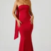 Rochie fără bretele cu detalii eșarfă Mandi în roșu stacojiu Rochie fără bretele cu detalii eșarfă Mandi în roșu stacojiu