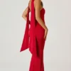 Rochie fără bretele cu detalii eșarfă Mandi în roșu stacojiu Rochie fără bretele cu detalii eșarfă Mandi în roșu stacojiu