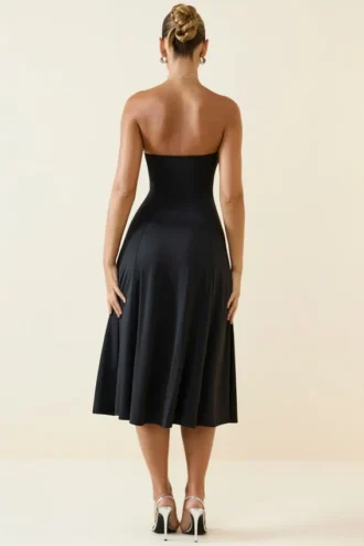 Rochie Joely din jersey elastic, fără bretele, cu croi în A, lungime medie, în negru Rochie Joely din jersey elastic, fără bretele, cu croi în A, lungime medie, în negru