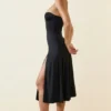 Rochie Joely din jersey elastic, fără bretele, cu croi în A, lungime medie, în negru Rochie Joely din jersey elastic, fără bretele, cu croi în A, lungime medie, în negru