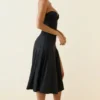 Rochie Joely din jersey elastic, fără bretele, cu croi în A, lungime medie, în negru Rochie Joely din jersey elastic, fără bretele, cu croi în A, lungime medie, în negru