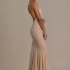 Rochie lungă asimetrică cu decolteu adânc și spate decupat Ameline Premium, în nuanța bej auriu Rochie lungă asimetrică cu decolteu adânc și spate decupat Ameline Premium, în nuanța bej auriu