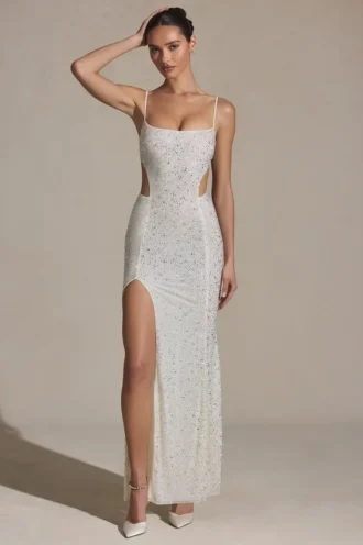 Rochie lungă cu decupaje și coadă de pește, cu ornamente, model Lucienne, în alb Rochie lungă cu decupaje și coadă de pește, cu ornamente, model Lucienne, în alb