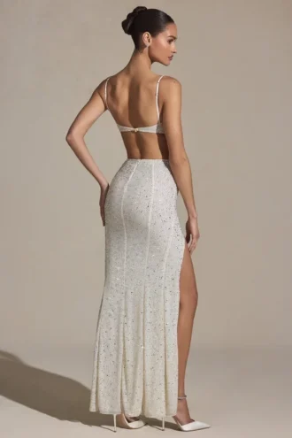 Rochie lungă cu decupaje și coadă de pește, cu ornamente, model Lucienne, în alb Rochie lungă cu decupaje și coadă de pește, cu ornamente, model Lucienne, în alb