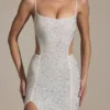 Rochie lungă cu decupaje și coadă de pește, cu ornamente, model Lucienne, în alb