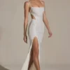 Rochie lungă cu decupaje și coadă de pește, cu ornamente, model Lucienne, în alb