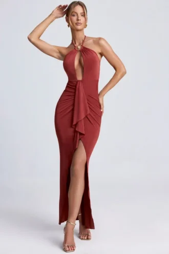 Rochie lungă cu decupaje și gât halter Margot, în nuanța Auburn Brown Rochie lungă cu decupaje și gât halter Margot, în nuanța Auburn Brown