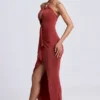 Rochie lungă cu decupaje și gât halter Margot, în nuanța Auburn Brown Rochie lungă cu decupaje și gât halter Margot, în nuanța Auburn Brown
