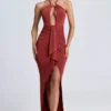 Rochie lungă cu decupaje și gât halter Margot, în nuanța Auburn Brown Rochie lungă cu decupaje și gât halter Margot, în nuanța Auburn Brown