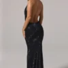 Rochie lungă cu guler cowl și spate decupat, decorată, model Feyre, în negru