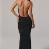 Rochie lungă cu guler cowl și spate decupat, decorată, model Feyre, în negru