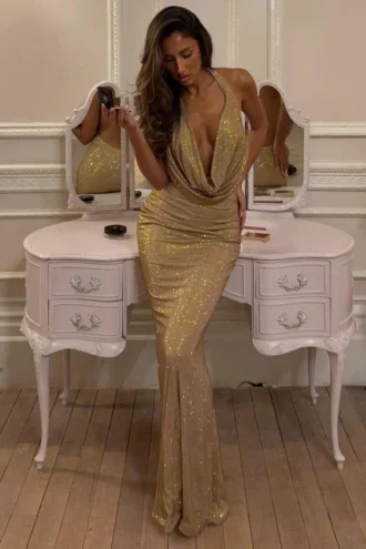 Rochie lungă cu guler înalt și spate decupat, cu ornamente, model Feyre, în culoarea auriu Rochie lungă cu guler înalt și spate decupat, cu ornamente, model Feyre, în culoarea auriu