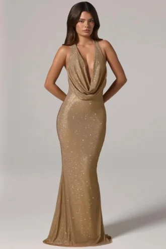 Rochie lungă cu guler înalt și spate decupat, cu ornamente, model Feyre, în culoarea auriu Rochie lungă cu guler înalt și spate decupat, cu ornamente, model Feyre, în culoarea auriu