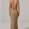 Rochie lungă cu guler înalt și spate decupat, cu ornamente, model Feyre, în culoarea auriu